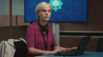 WE Fashion Cardigan Pink porté par Patience Evans (Ella Maisy Purvis) tel que vu dans Patience (S02E01)