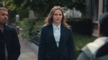 Blazer taillé Vila Asos Design en uniforme à rayures marines porté par l’inspecteur Frankie Monroe (Jessica Hynes) tel que vu dans Patience (S02E02)