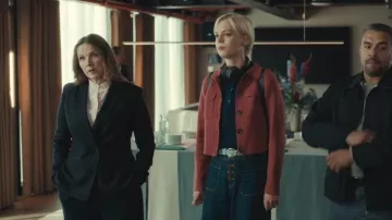 Aritzia Slim Fit Slim Fit Wool Twill Hourglass Blazer llevado por la inspectora Frankie Monroe (Jessica Hynes) como se ve en Patience (S02E03)
