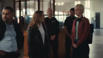 Cárdigan de lana Sezane usado por Patience Evans (Ella Maisy Purvis) como se ve en Patience (S02E04)
