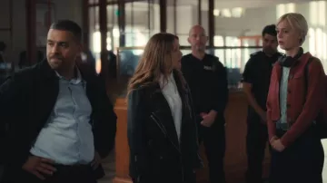 Chaqueta motera negra de imitación de cuero Rivers Isand usada por la inspectora Frankie Monroe (Jessica Hynes) como se ve en Patience (S02E04)