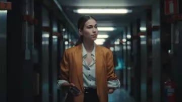 Scotch & Soda Mustaza Blazer usada por Zinzi Rooks (Rhiannon Clements) como se ve en Patience (S02E05)