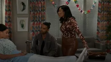 Aldo Iness Bag worn by Dana "Leslie" Thomas (Trisha Mann) as seen in Beyond the Gates (S02E117)