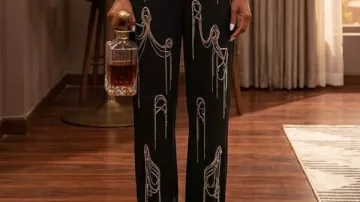 Eva Marcille All The Queens Men S05 Pantalones bordados usados por Marilyn Deville (Eva Marcille) como se ve en All the Queen's Men