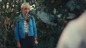 Chaqueta Thea Color Azul FatFace llevada por Patience Evans (Ella Maisy Purvis) tal como se ve en Patience (S02E06)