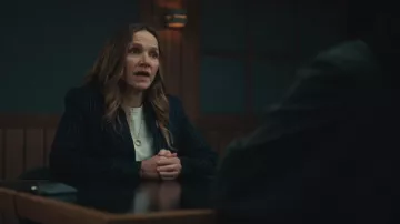 Vila Tailored Blazer Co-ord en azul marino de rayas llevado por la inspectora Frankie Monroe (Jessica Hynes) como se ve en Patience (S02E07)
