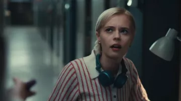 Jaeger Resort Top usada por Patience Evans (Ella Maisy Purvis) como se ve en Patience (S02E07)
