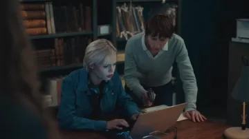 Pull Uniqlo Merino à col en V porté par Nicola Barclay
(Emma Lowndes) telle que vue dans Patience (S02E08)