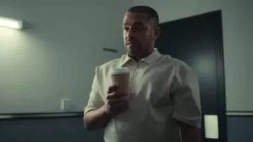 Polo oversize à fermeture éclair en format naturel porté par 
CS Callum Banks (John Hollingworth) vu dans Patience (S02E08)