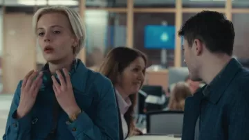 Veste Thea Color FatFace Bleu portée par Patience Evans (Ella Maisy Purvis) telle que vue dans Patience (S02E08)