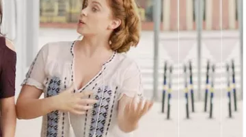 le haut blanc et bleu de Re­becca Bunch (Ra­chel Bloom) dans Crazy Ex-Girl­friend