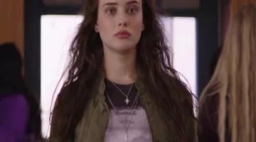 Le t-shirt "A&C Broken Social Scene" de Han­nah Ba­ker (Ka­the­rine Lang­ford) dans 13 ­Rea­sons Why (S01E02)