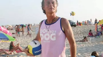 Le débardeur Pepe Jeans Dog Hot Dog de Pa­trick Chi­rac (Franck Du­bosc) dans Cam­ping 2