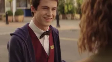 The hoodie of Clay Jensen (Dylan Minnette) in 13 reasons why