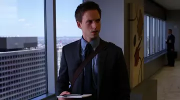 The leather bag of Mike Ross (Patrick J. Adams) in Suits