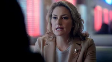 Broche en forma de rosa de Alice Cooper (Mädchen Amick) en Riverdale