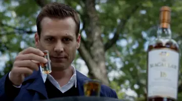 The glass shot Whiskey of Harvey Specter (Gabriel Macht) in Suits