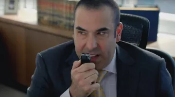 The voice recorder (Voice Recorder) Sony Louis Litt (Rick Hoffman) in Suits