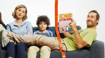 La BD Léonard est un génie lu par Yvan (Gilles Lel­louche) sur l'affiche du film Sous le même toit