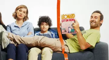 La BD Léonard est un génie lu par Yvan (Gilles Lel­louche) sur l'affiche du film Sous le même toit