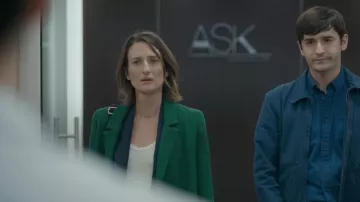 Le blazer vert de Andrea Martel (Camille Cottin) dans Dix pour cent S02E02