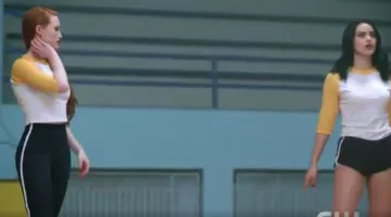 Le legging de Cheryl Blossom (Madelaine Petsch) dans Riverdale S01E10