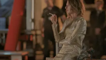 La robe argentée de Andréa Martel (Camille Cottin) dans Dix pour cent S02E06