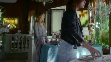 Vaqueros a rayas azules y blancas de Hannah Marin (Ashley Benson) en Pretty Little Liars