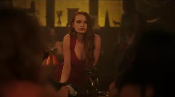 la robe moulante rouge de Che­ryl Blos­som (Ma­de­laine Petsch) dans Ri­ver­dale