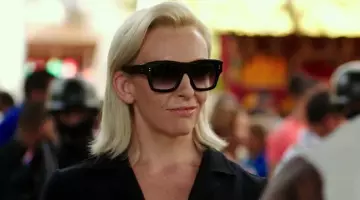 Les lunettes de soleil noires portées par Jane Marke (Toni Collette) dans le film xXx : Reactivated