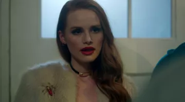 le collier ras de cou de Cheryl Blossom (Madelaine Petsch) dans Riverdale