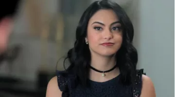 Cuello de terciopelo con perla usado por Veronica Lodge (Camila Mendes) en Riverdale Temporada 1 Episodio 10