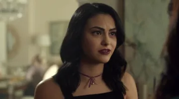 Escote de terciopelo púrpura de Veronica Lodge (Camila Mendes) en Riverdale S01E08