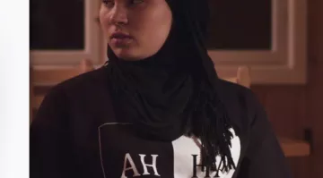 The sweatshirt "Ah Ha" of Sana in Skam