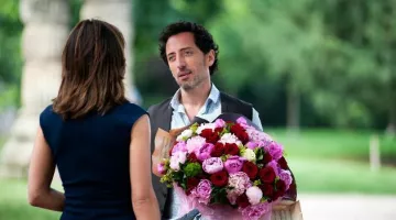 The bouquet offers Sacha Keller (Gad Elmaleh) to Charlotte in A happiness never arrives alone