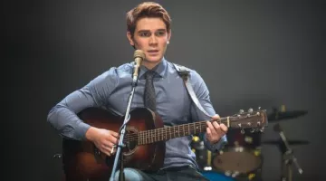 Archibald Andrews (K.J. Apa) guitarra acústica en Riverdale