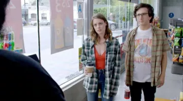 Le jean taille haute de Mickey Dobbs (Gillian Jacobs) dans Love S01E05