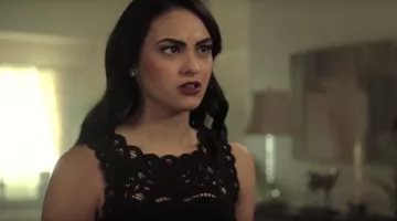 la robe noire de Ve­ro­nica Lodge (Ca­mila Mendes) dans Ri­ver­dale