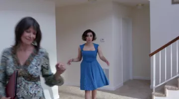 la robe bleue de Re­becca Bunch (Ra­chel Bloom) dans Crazy Ex-Girl­friend