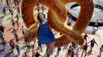 les escarpins argentés de Re­becca Bunch (Ra­chel Bloom) dans Crazy Ex-Girl­friend