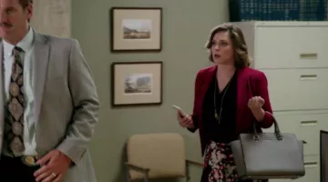 le sac à main de Re­becca Bunch (Ra­chel Bloom) dans Crazy Ex-Girl­friend