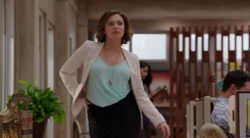 le blazer sans revers de Re­becca Bunch (Ra­chel Bloom) dans Crazy Ex-Girl­friend