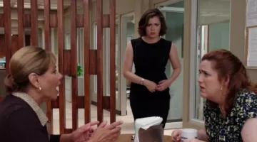 la robe noire de Re­becca Bunch (Ra­chel Bloom) dans Crazy Ex-Girl­friend