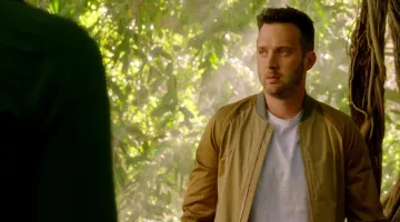 the bomber jacket bomber beige worn by Toby Curtis (Eddie Kaye Thomas) in Scorpio S03E19
