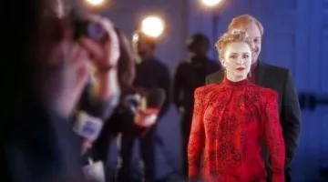 Camiseta roja de Juliette Barnes (Hayden Panettiere) en Nashville