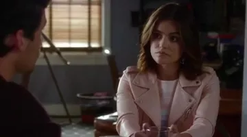 Le top rose de Aria Montgomery (Lucy Hale) dans Pretty Little Liars