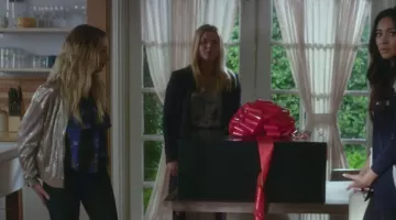 Le bomber lamé de Hanna Marin (Ashley Benson) dans Pretty Little Liars