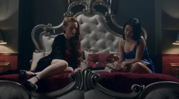 les sandales à talons de Che­ryl Blos­som (Ma­de­laine Petsch) dans Ri­ver­dale