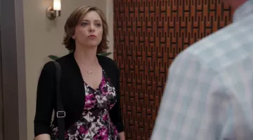le gilet court de Re­becca Bunch (Ra­chel Bloom) dans Crazy Ex-Girl­friend