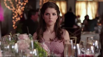 La robe rose florale de Eloise McGarry (Anna Kendrick) dans Table 19